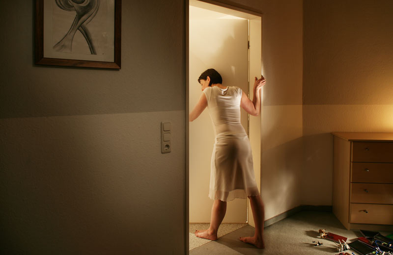 girl in door mädchen steht in tür