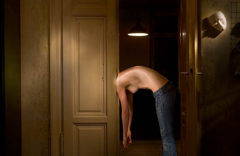 frau is looking downstairs frau schaut habnackt die treppe runter