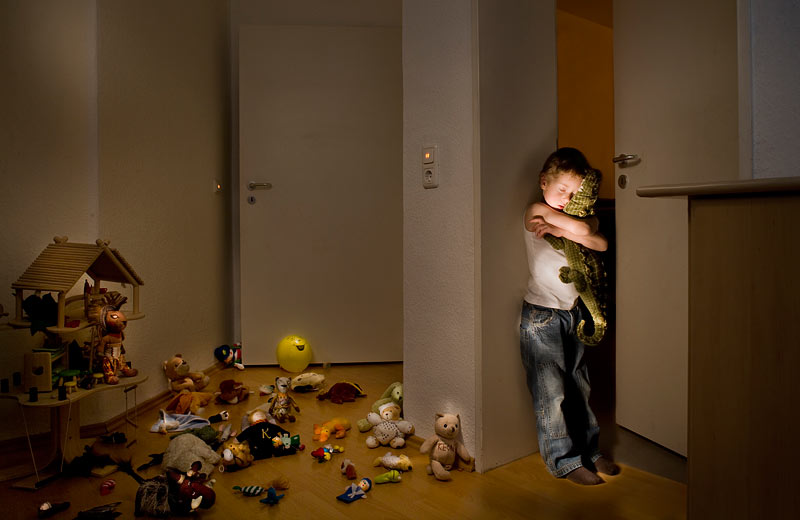 girl in door mädchen steht in tür