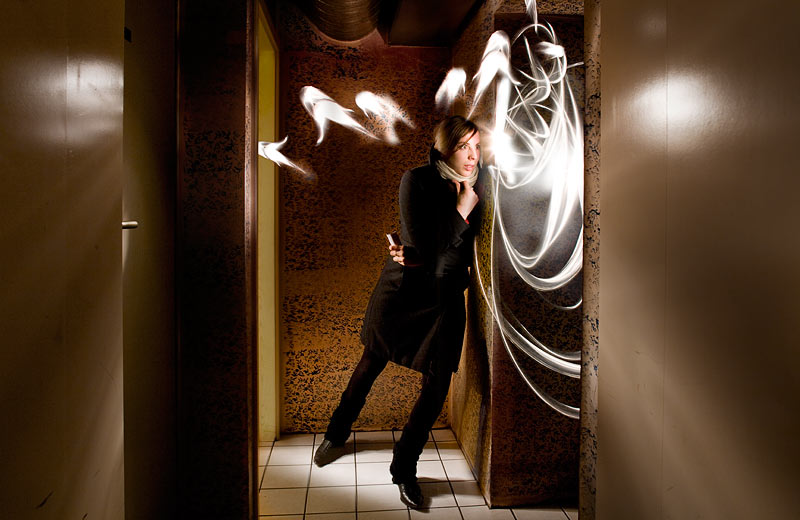 frau mit lichterscheinung woman with light