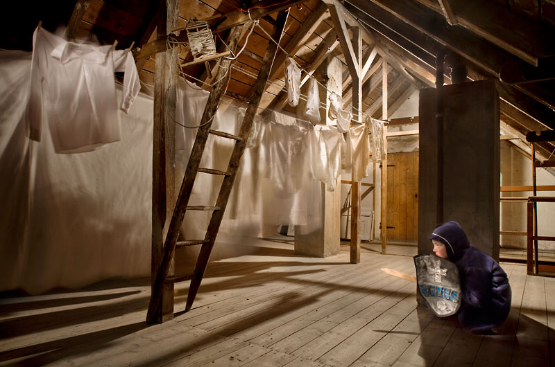 girl in door mädchen steht in tür