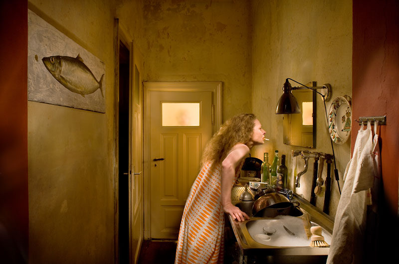 frau schaut rauchend in den spiegel smoking woman ist looking in mirror