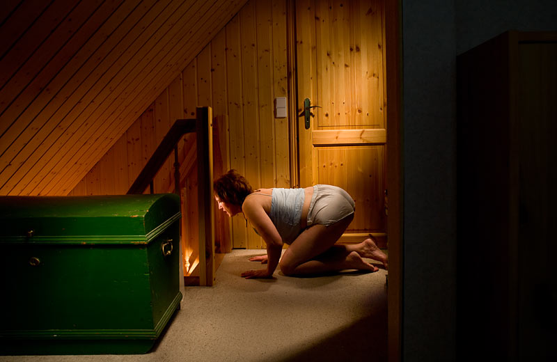 frau is looking downstairs frau schaut habnackt die treppe runter