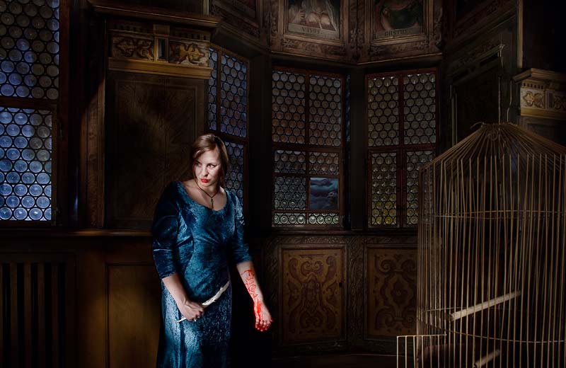 mann liest sexualbuch man is reading book about sex